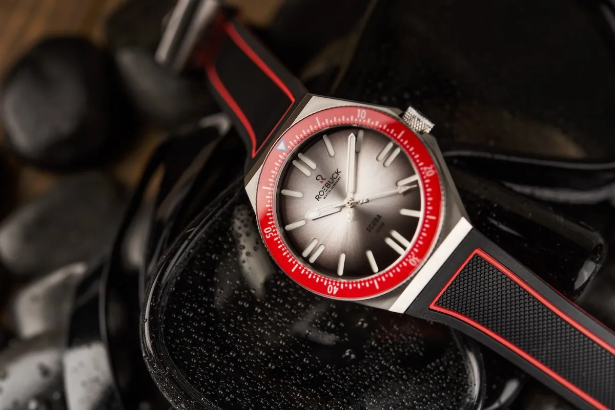 Rubber strap integration on Roebuck SCUBA