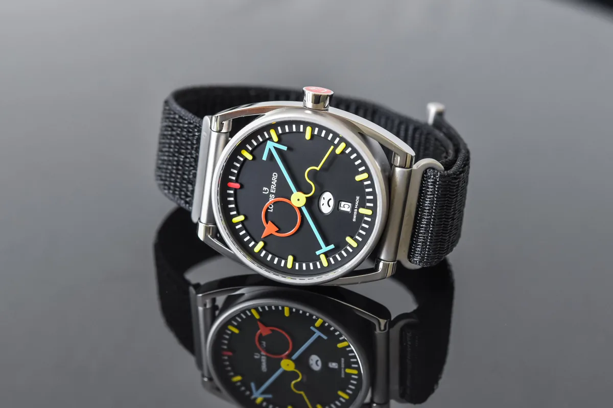 La Semaine model with smiley face display