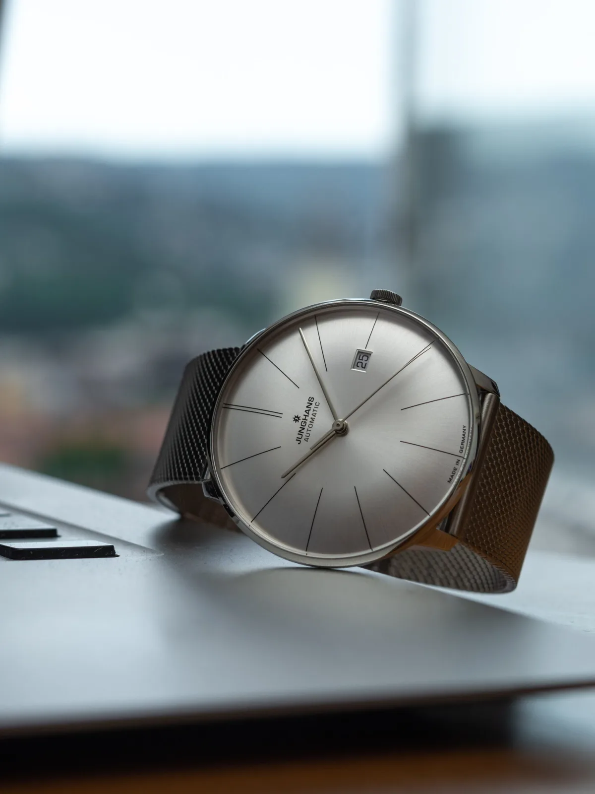 Side view of Junghans Meister Fein Automatic case