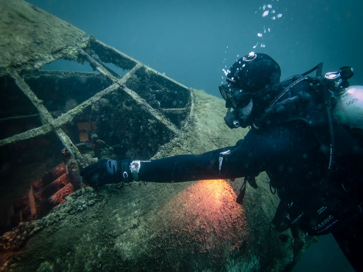 Diver at Dutch Springs with Aquastar Deepstar