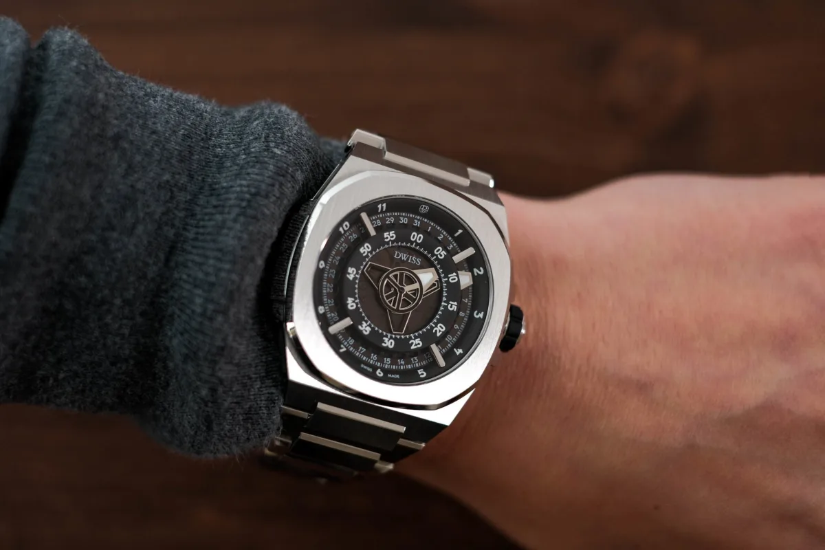 Close-up of DWISS M3 date indicator