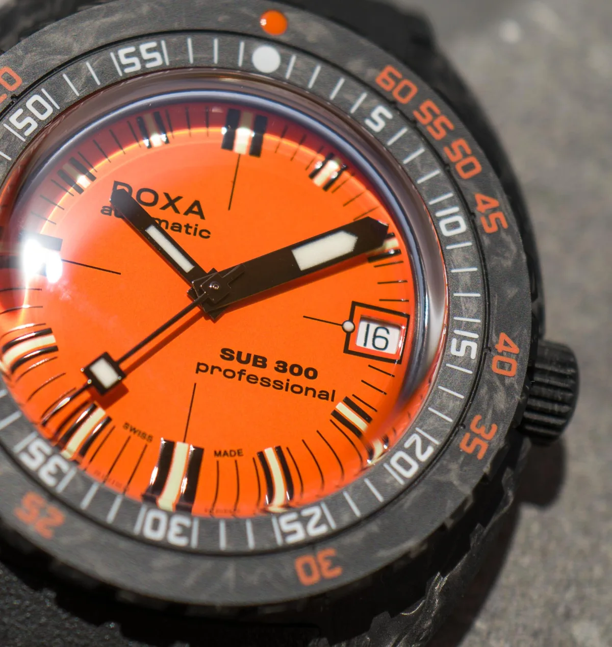 Doxa Sub 300 Carbon dial view