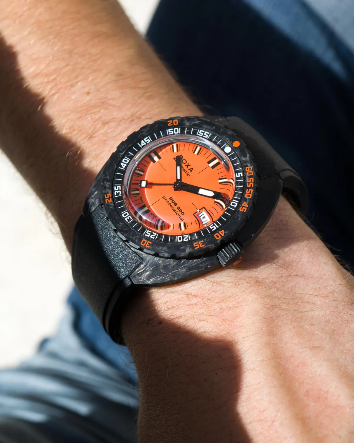 Doxa Sub 300 Carbon hands detail