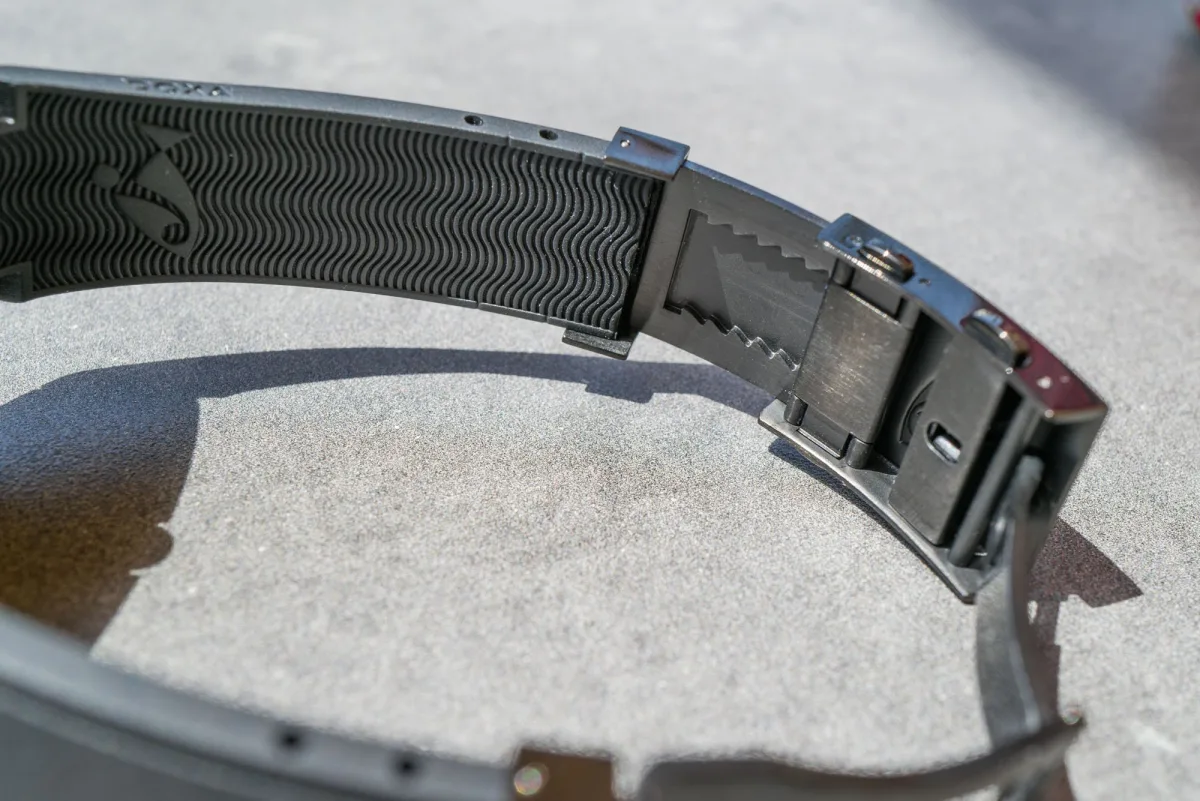 Doxa Sub 300 Carbon clasp detail