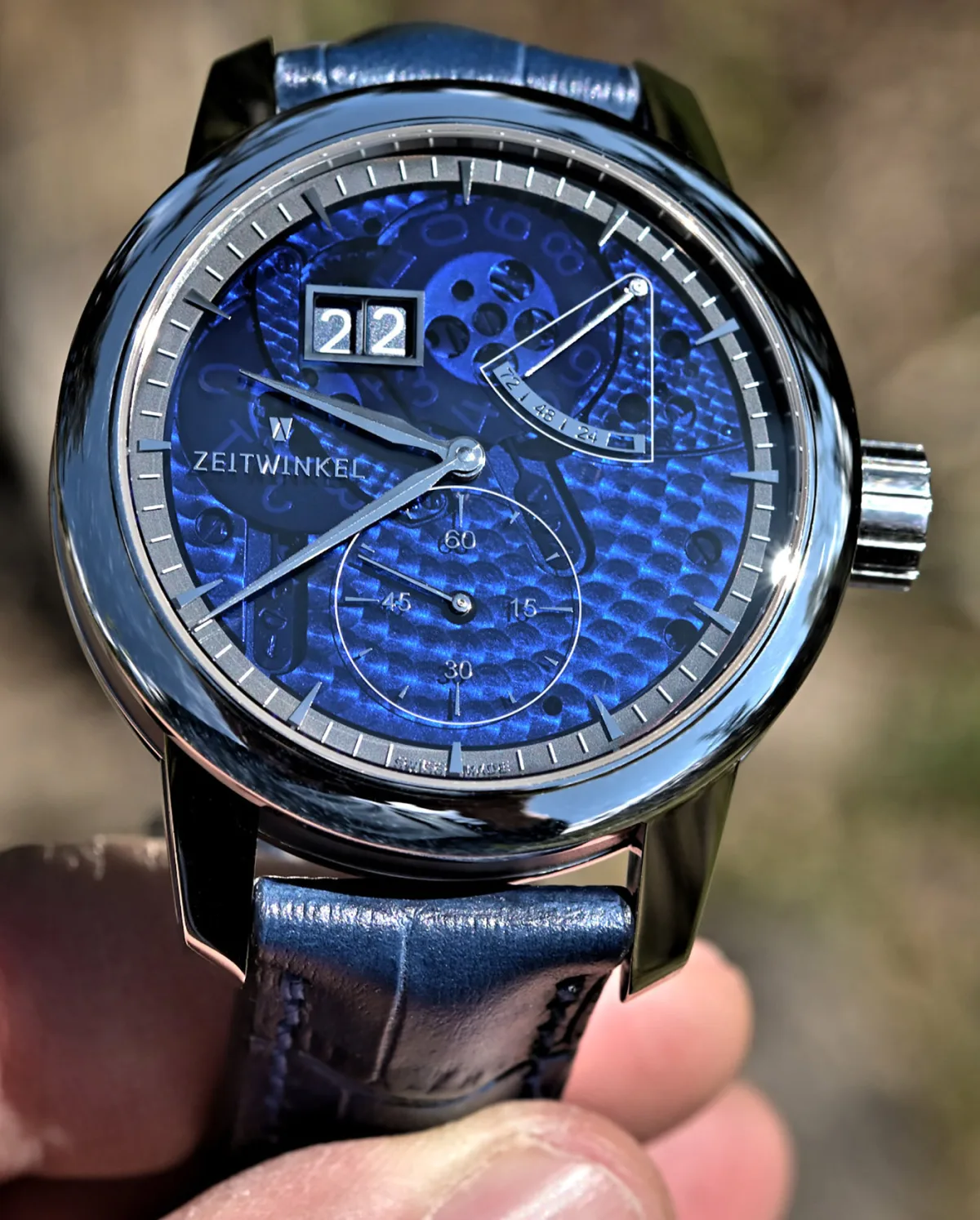 Zeitwinkel 273° Saphir Bleu movement with sapphire dial view