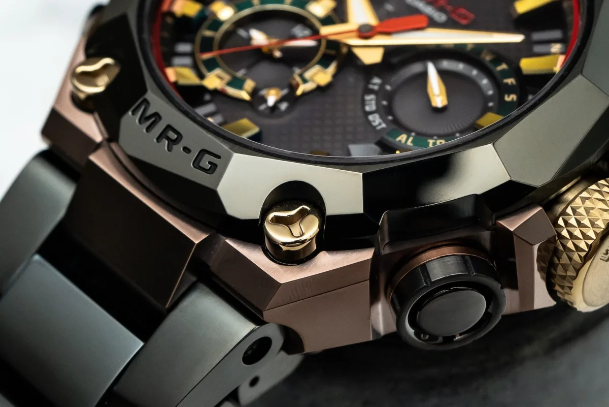 Hana-Basara watch case and features