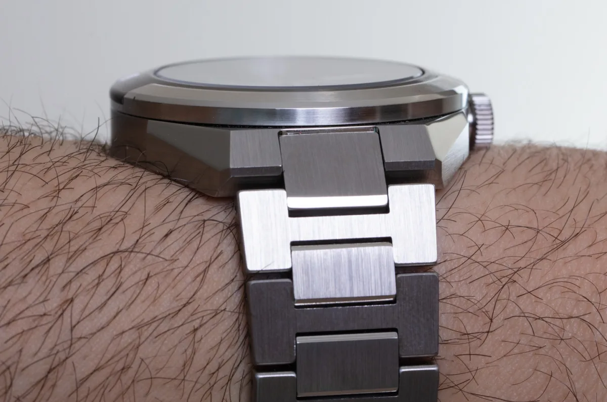 Side view of Citizen Series 8 870 case
