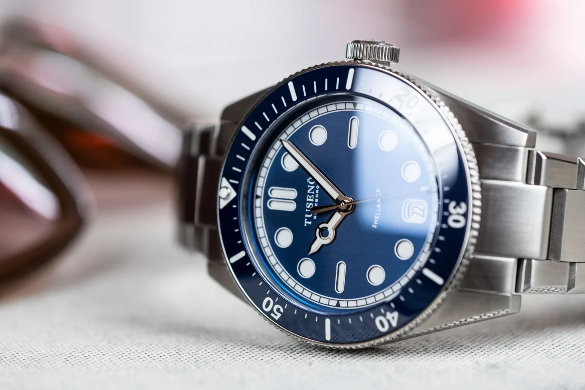 Tusenö Shellback watch movement and crown