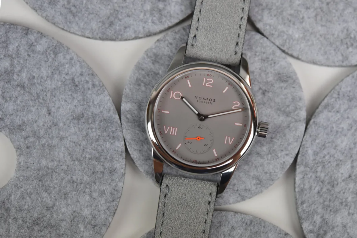Comparison of Nomos Club Campus Absolute Grey and Future Orange