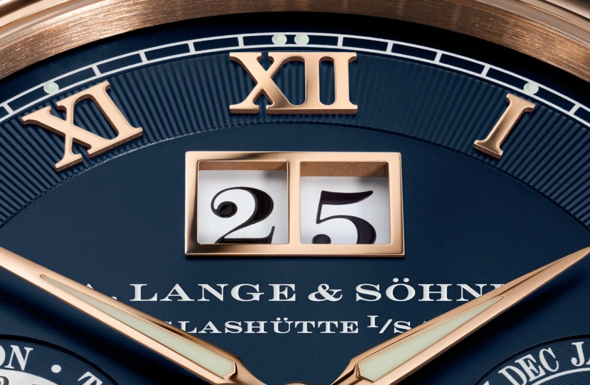 Side view of Langematik Perpetual case