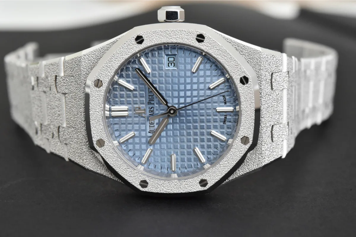Dial details of Audemars Piguet Royal Oak Frosted Gold with date window