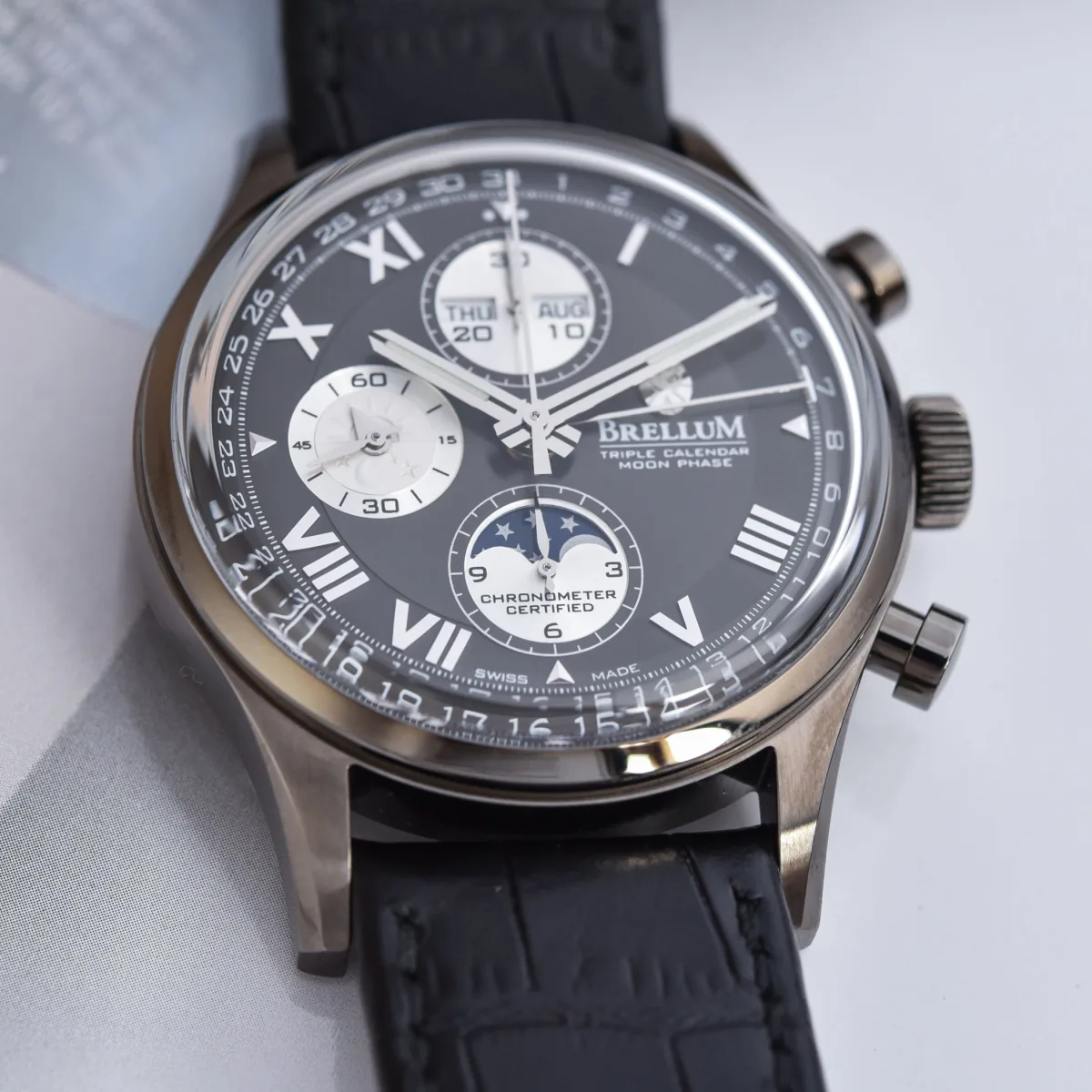 Close-up of Brellum Duobox Classic LE.8 anthracite dial