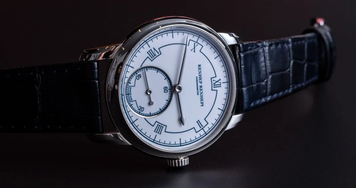Side view of the Chronometre Contemporain case