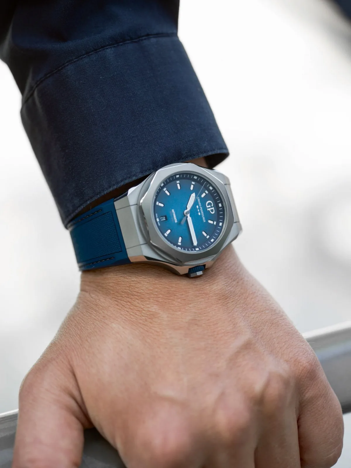 Integrated strap design of the Laureato Absolute Ti 230