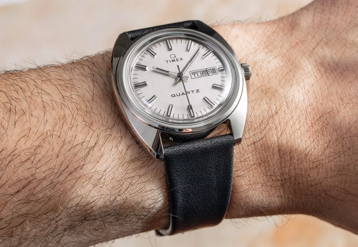 Coin-slot battery hatch on Q Timex 1978 Reissue
