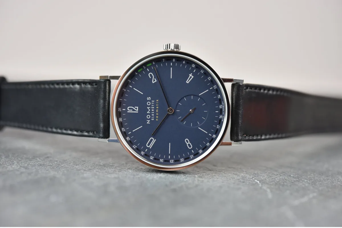 Detailed view of Nomos Tangente Neomatik 41's dial and hands