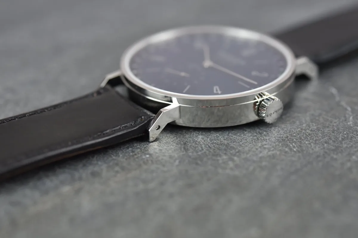 Profile view of Nomos Tangente Neomatik 41's case and lugs