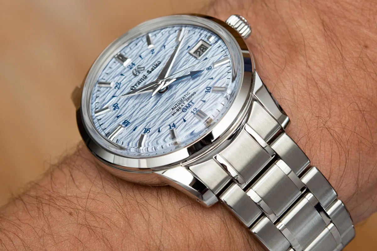 Grand Seiko SBGJ249 Shosho dial color play