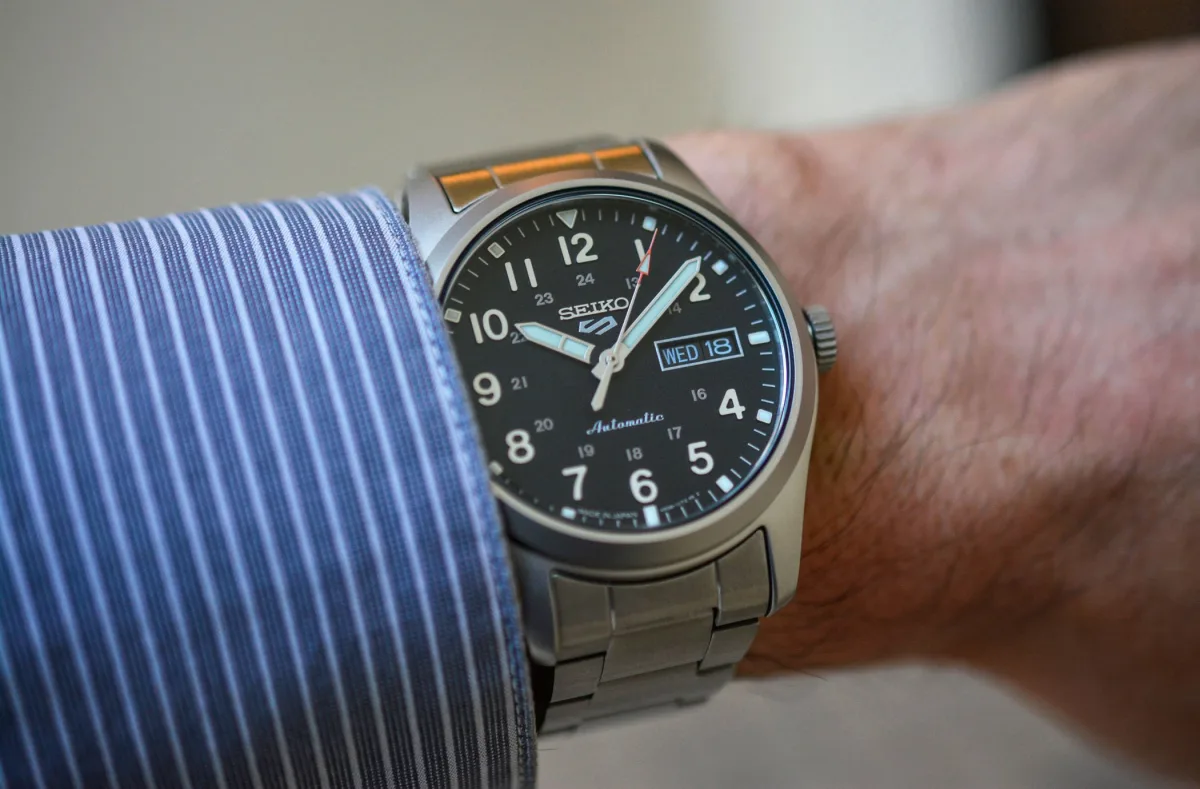 Seiko 5 Sports Field SRPG27 crown detail