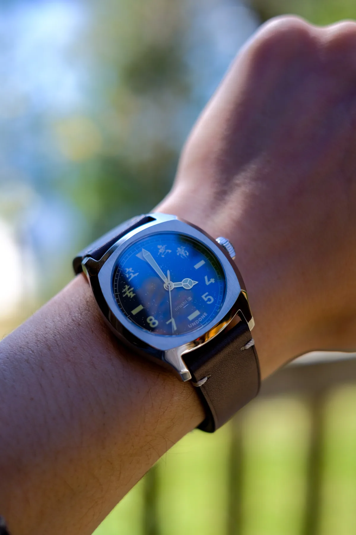 Urushi dial sprinkled with gold on the Undone X Simple Union watch