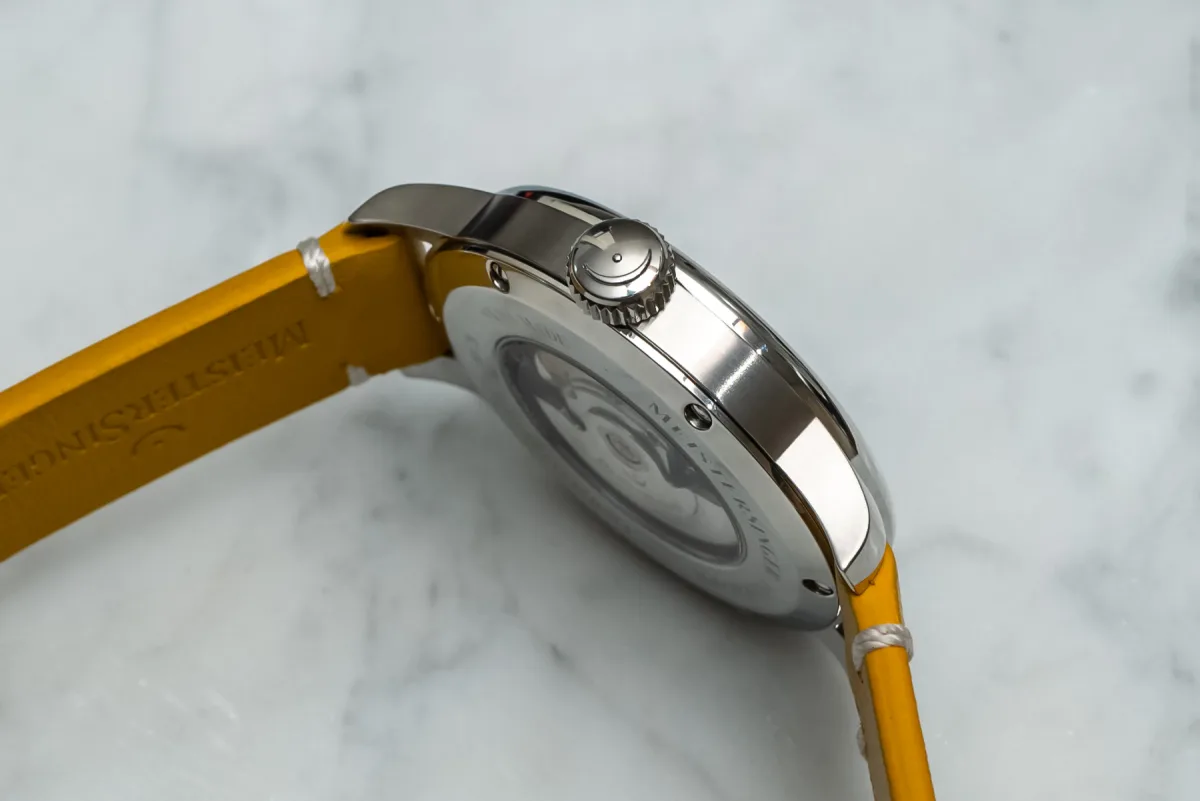 Side profile of watch case