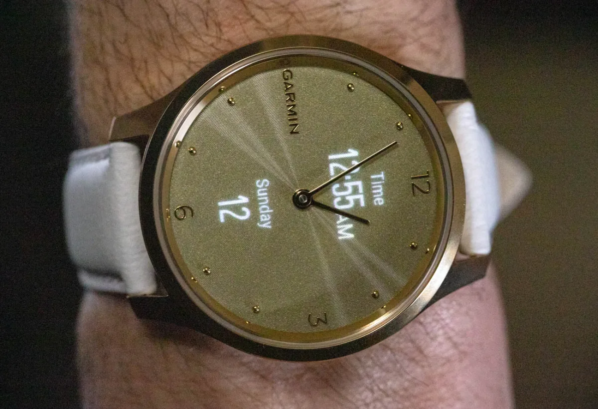 Vivomove Luxe smartwatch on a wrist