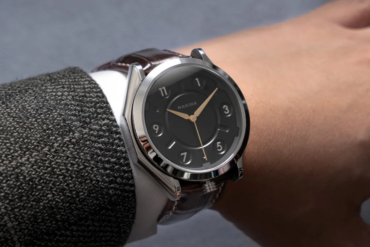 Makina Raum I movement visible through case back
