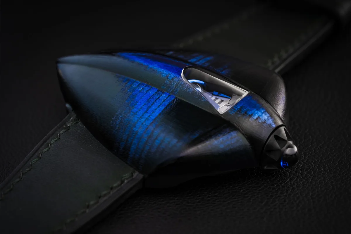 Unique blue-black patterns on titanium of DW5 Empreinte