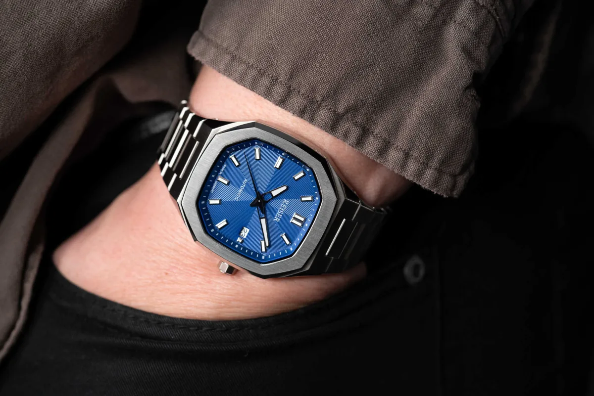 Eight-sided sapphire crystal on REISER Alpen Date