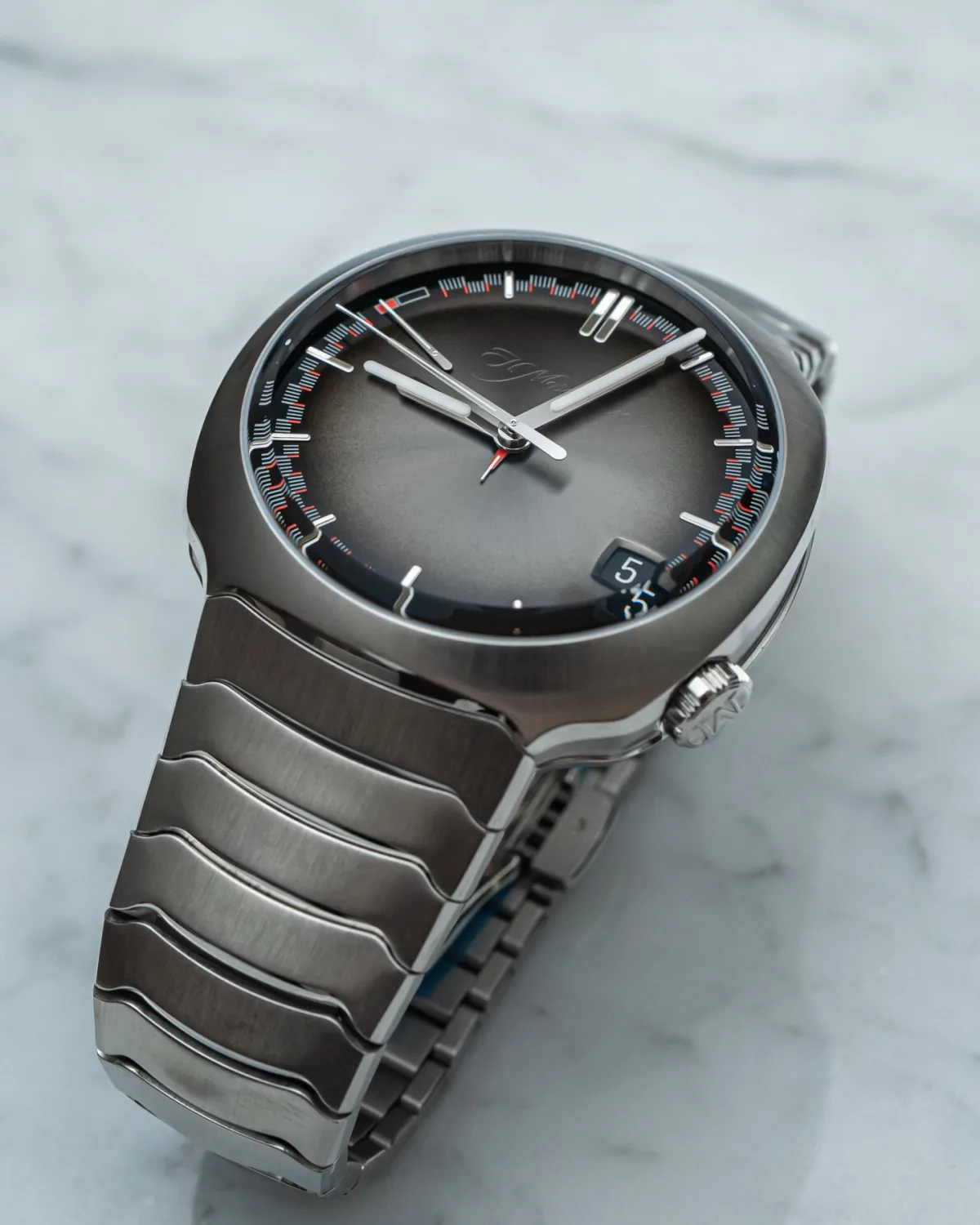 Detailed view of the Blackor fumé dial
