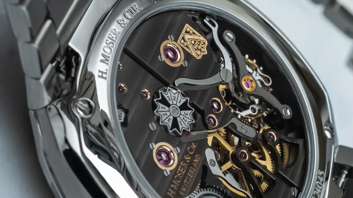 Large date display at 4 o'clock