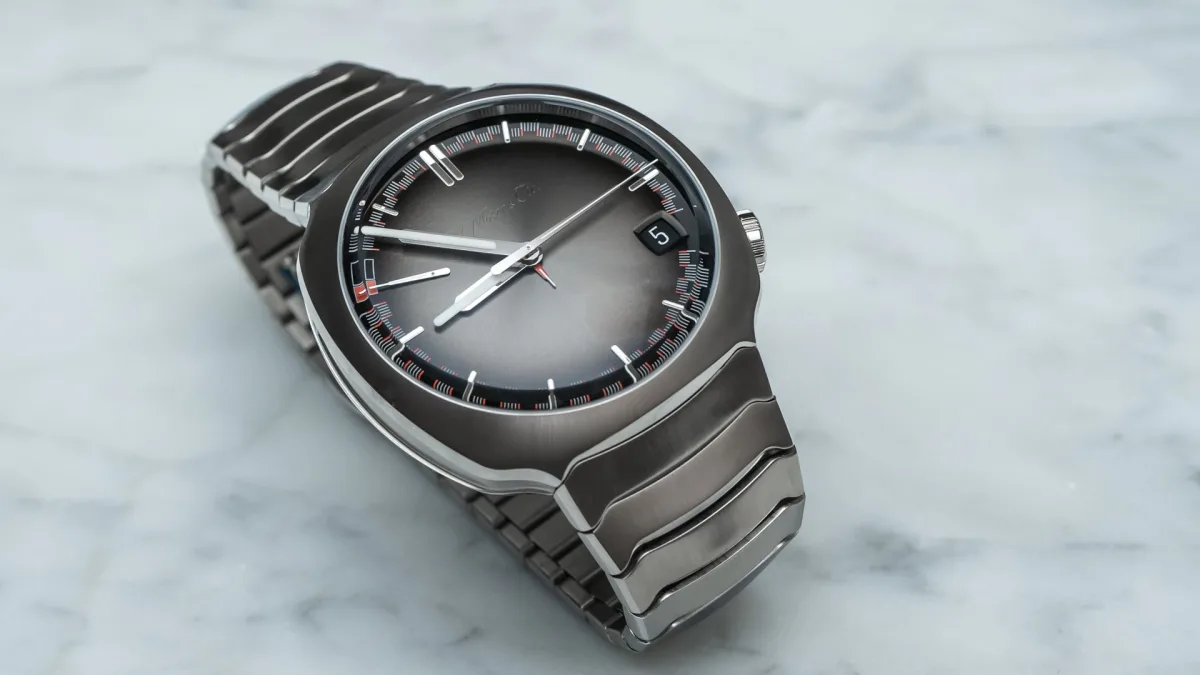 Movement HMC 812 with dark tone finish