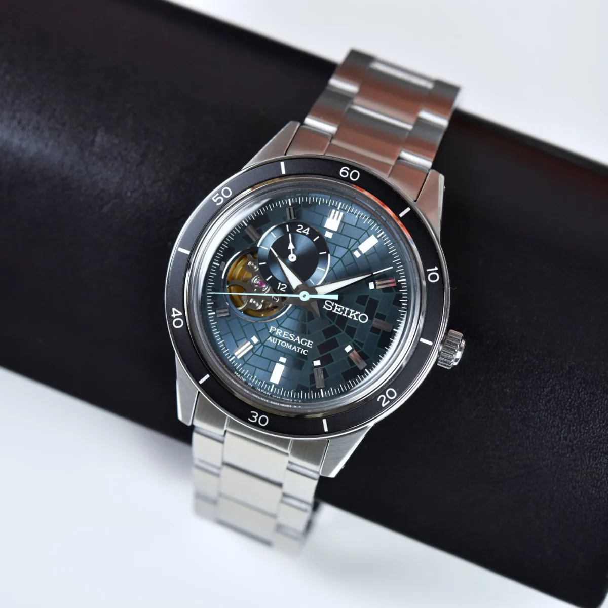 Seiko Presage SSA445 showing balance wheel