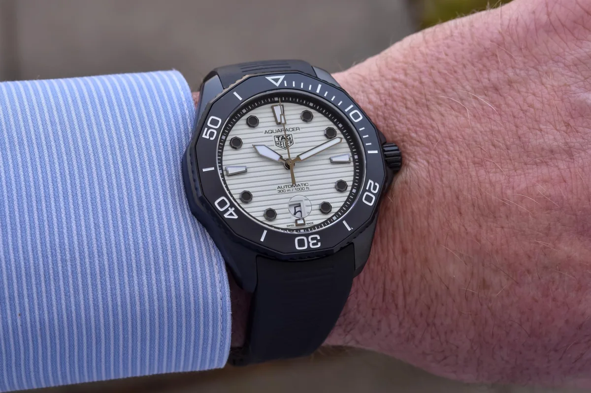 Close-up of the TAG Heuer NIGHT DIVER's case and bezel
