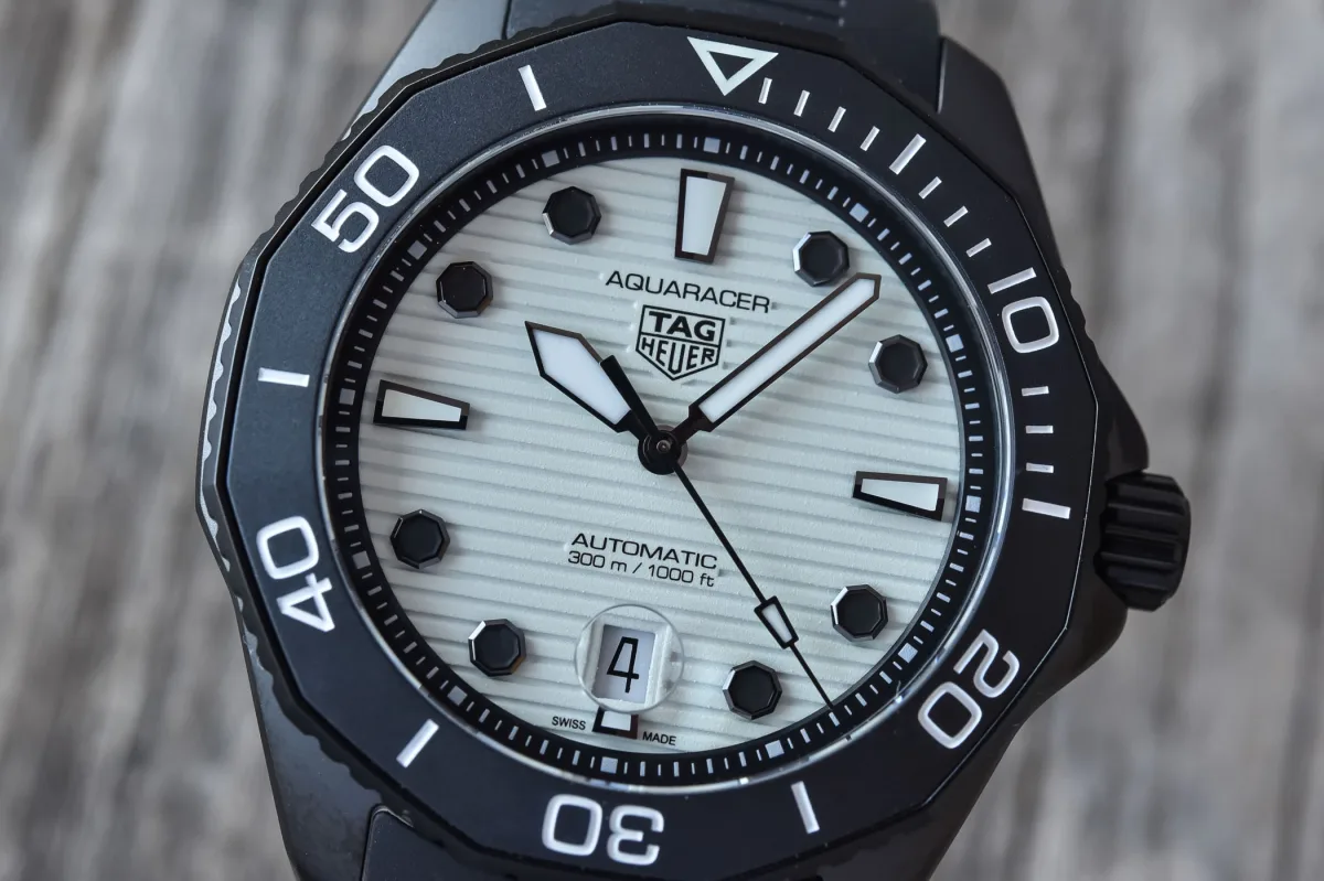 Detail of the TAG Heuer NIGHT DIVER's luminous dial