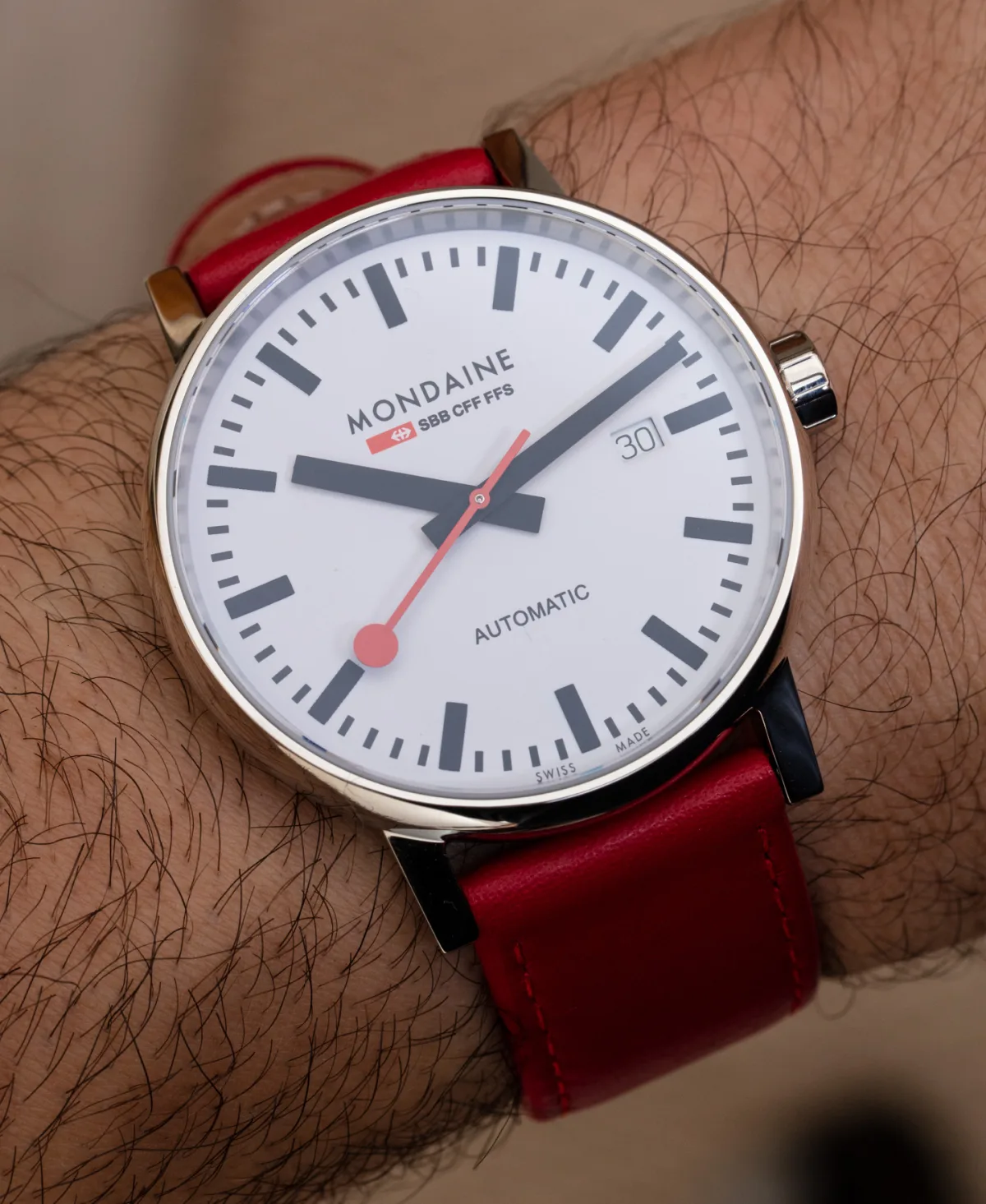 Side view of Mondaine Evo2 with red lacquered crown