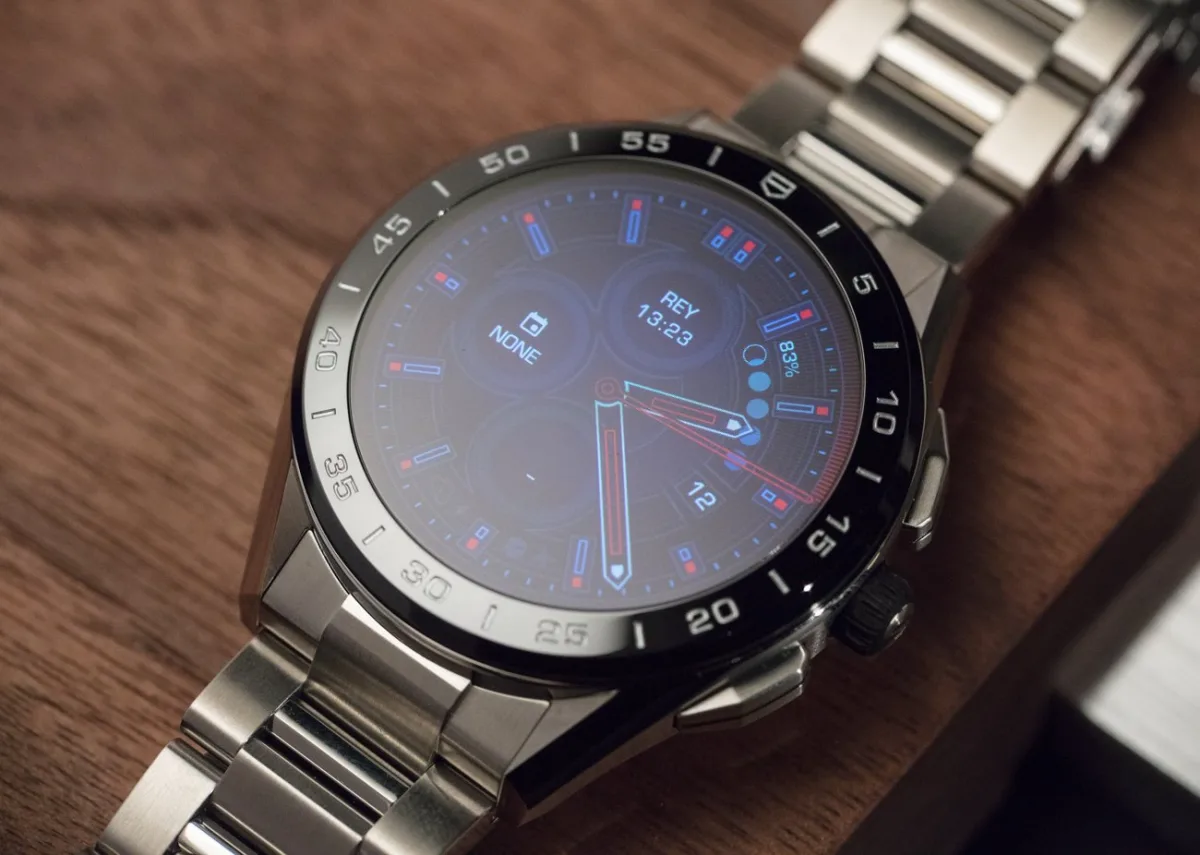 TAG Heuer Connected buttons and crown