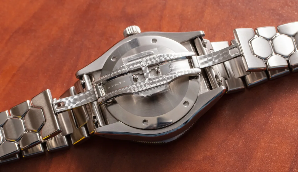 Dietrich SD-1 Skindiver bezel and crown details