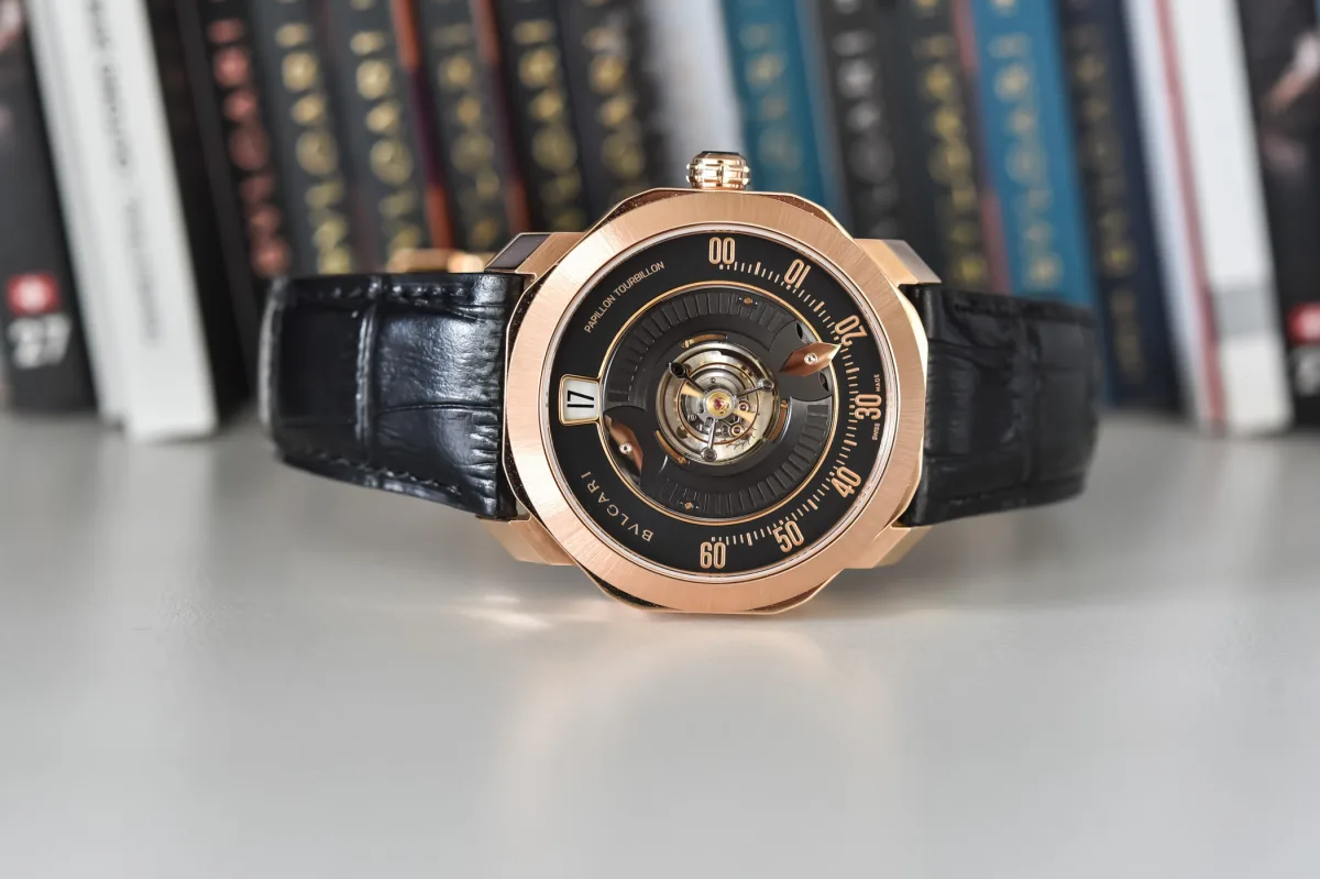 Rose gold case and ceramic crown of the Bvlgari Octo Roma