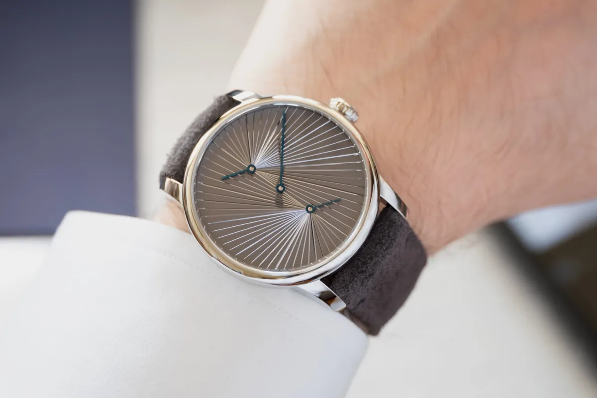 Close-up of the Le Régulateur watch dial