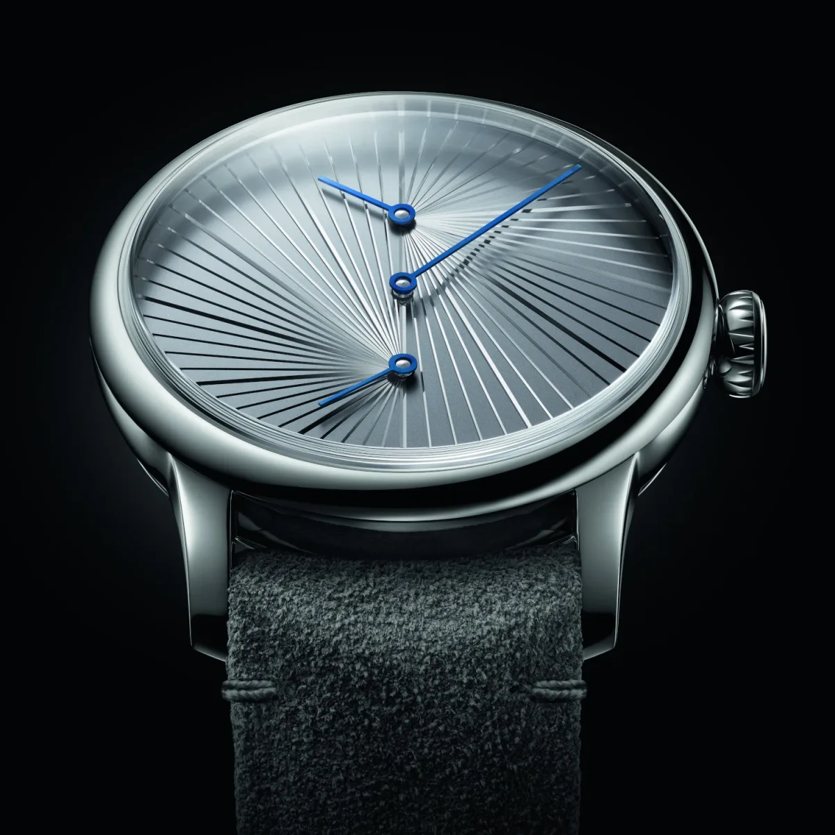 Engraved lines on the slate-gray dial of Le Régulateur