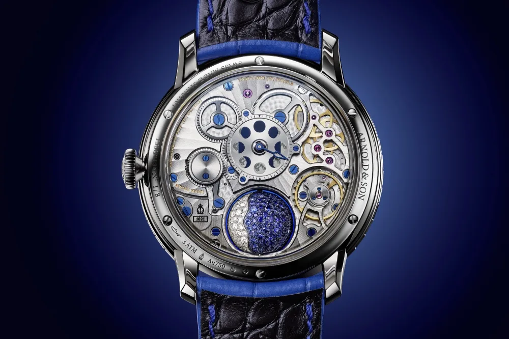 Close-up of the 3D moon phase on Luna Magna Ultimate 1