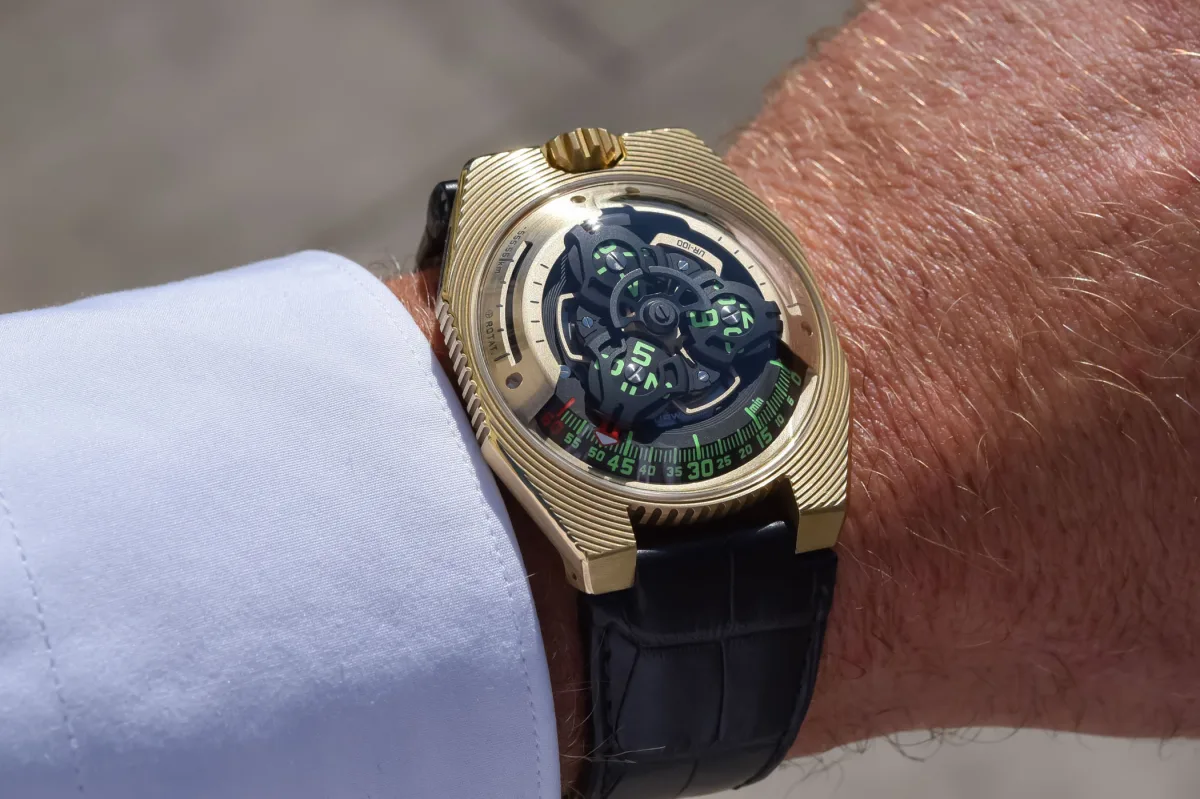 Detailed look at Urwerk UR-100 Electrum's dial and mechanism