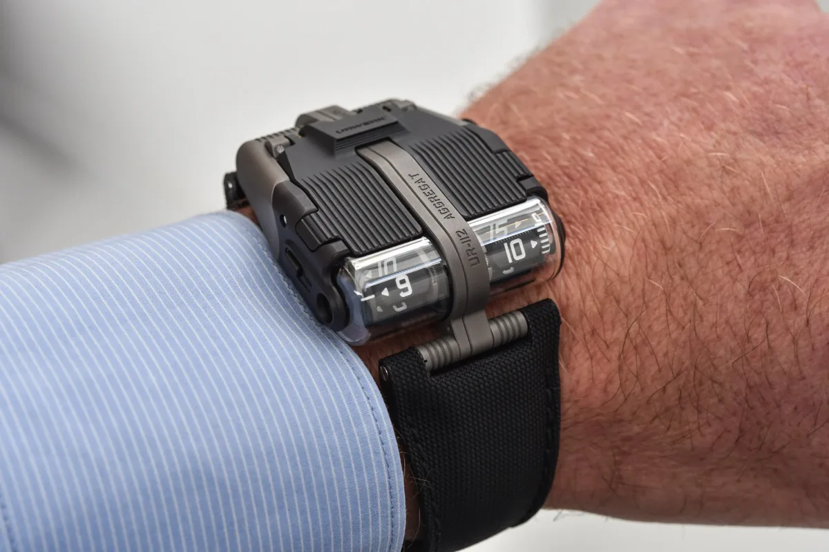Digital hour and minute indicators in sapphire cylinders