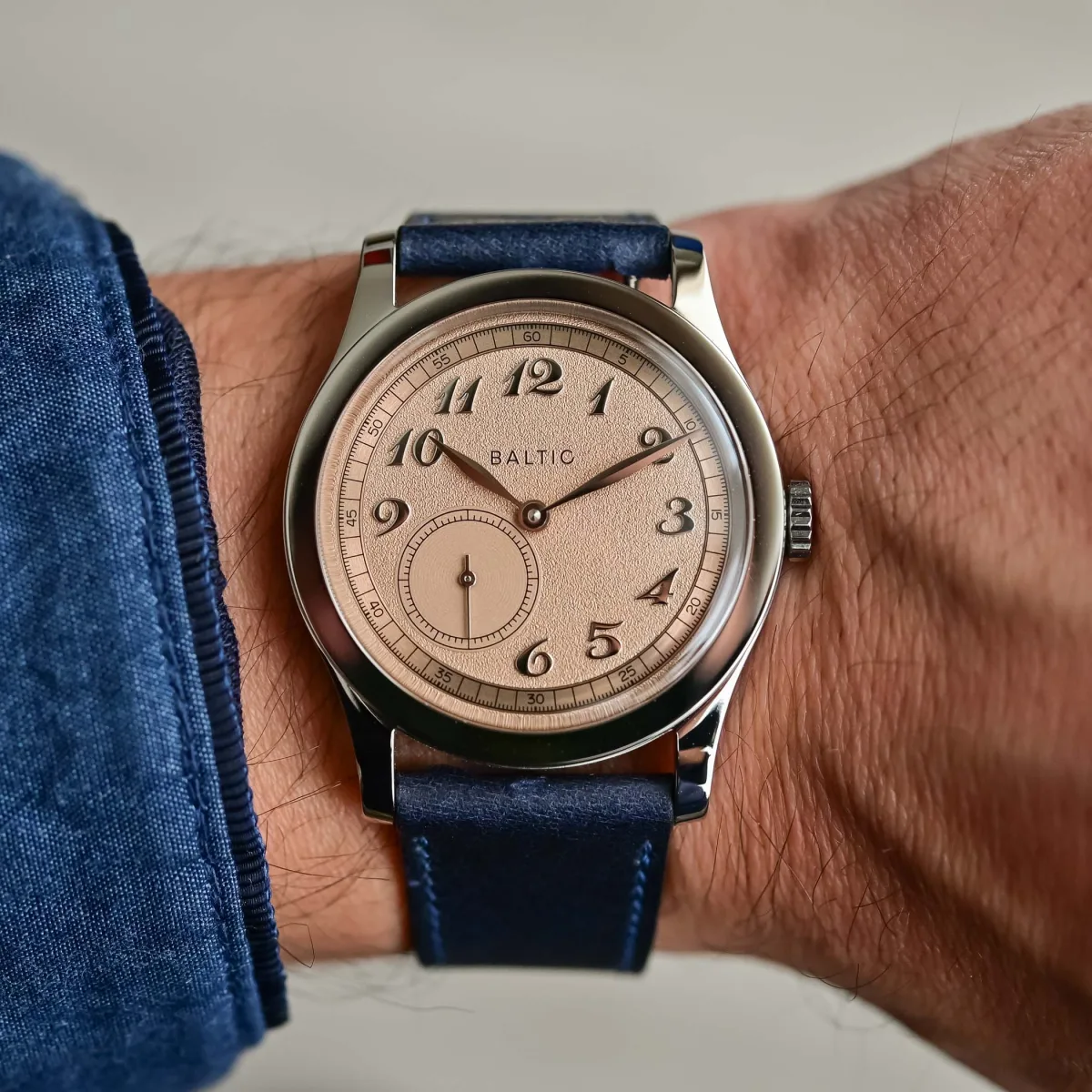 Baltic MR01's leaf-shaped hands on the dial