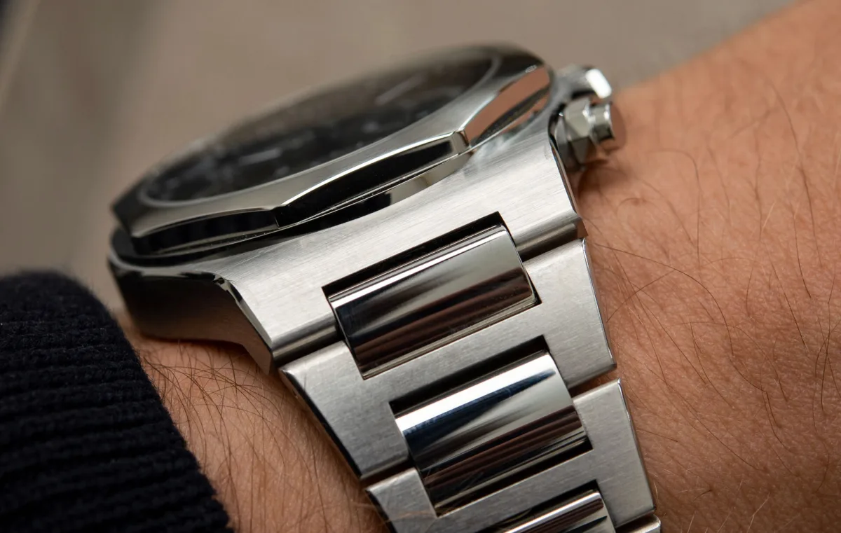 Movement GP03300-0141 of Girard-Perregaux Laureato Chronograph – Aston Martin Edition