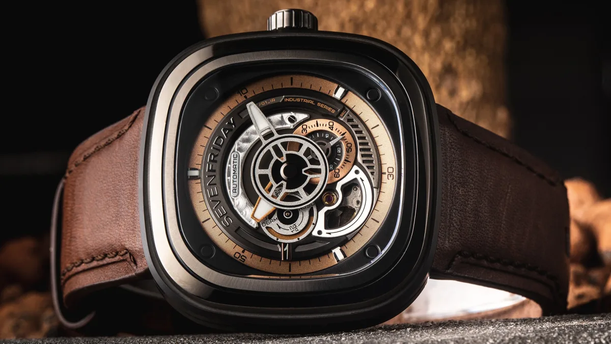 Walnut-brown leather strap of the SevenFriday P2C/01