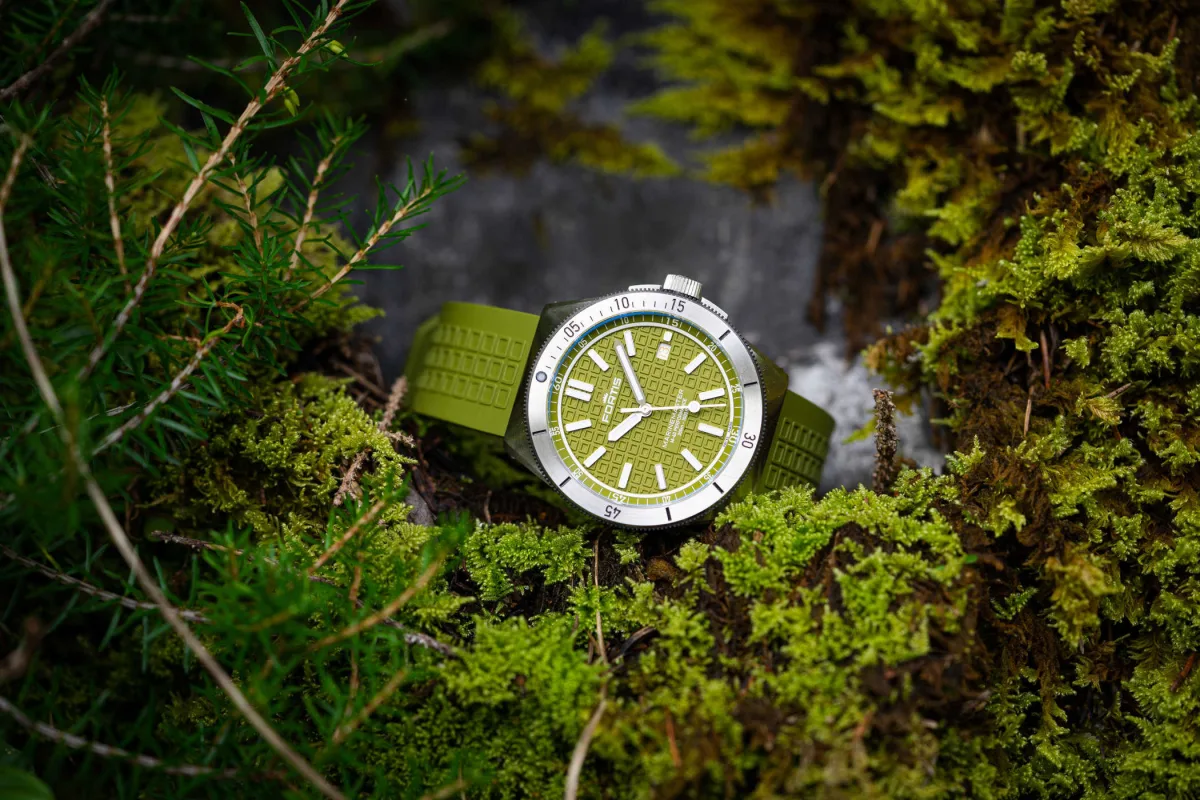 Close-up of Fortis Marinemaster M-40 dial