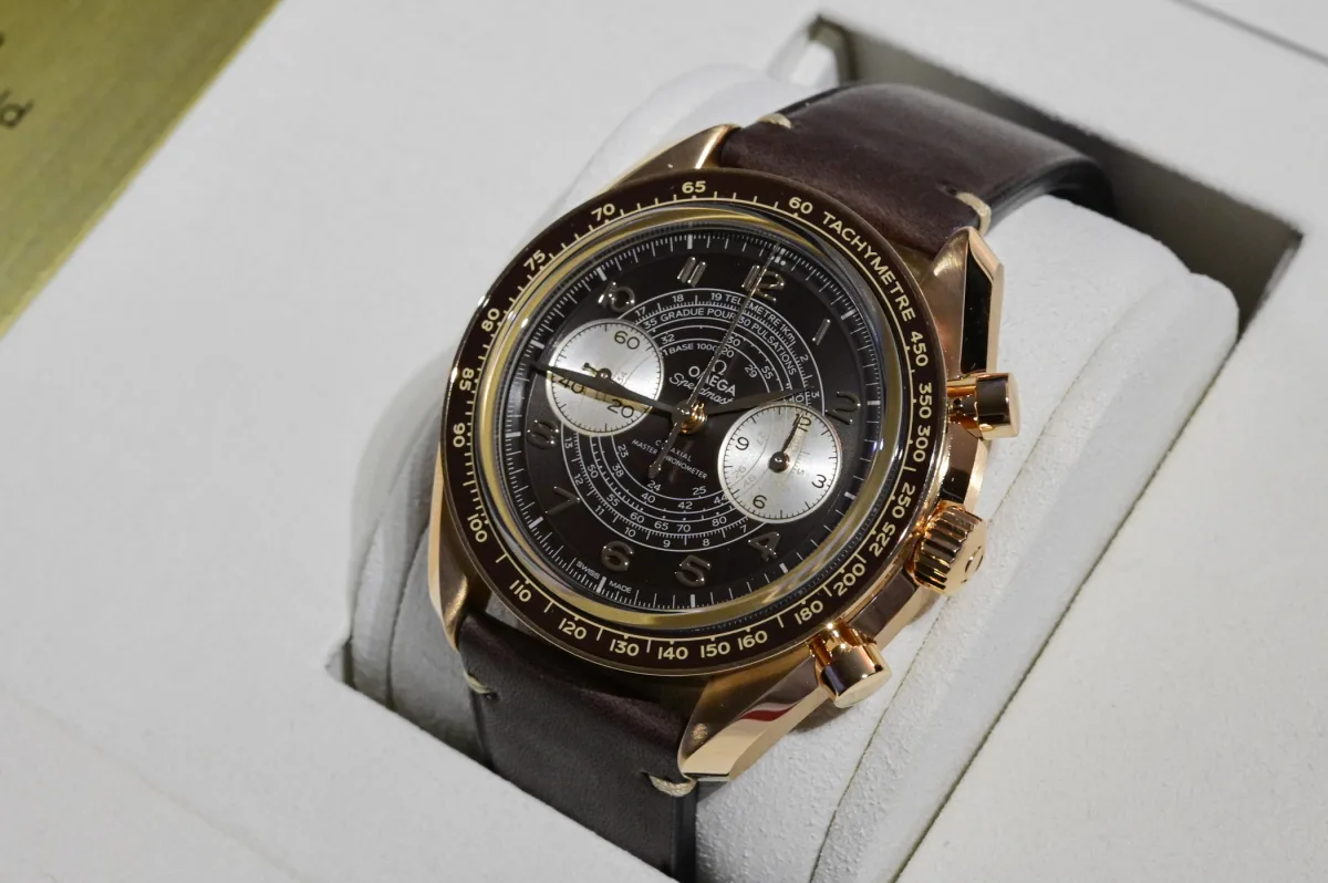 Omega Speedmaster Chronoscope Bronze Gold case material detail