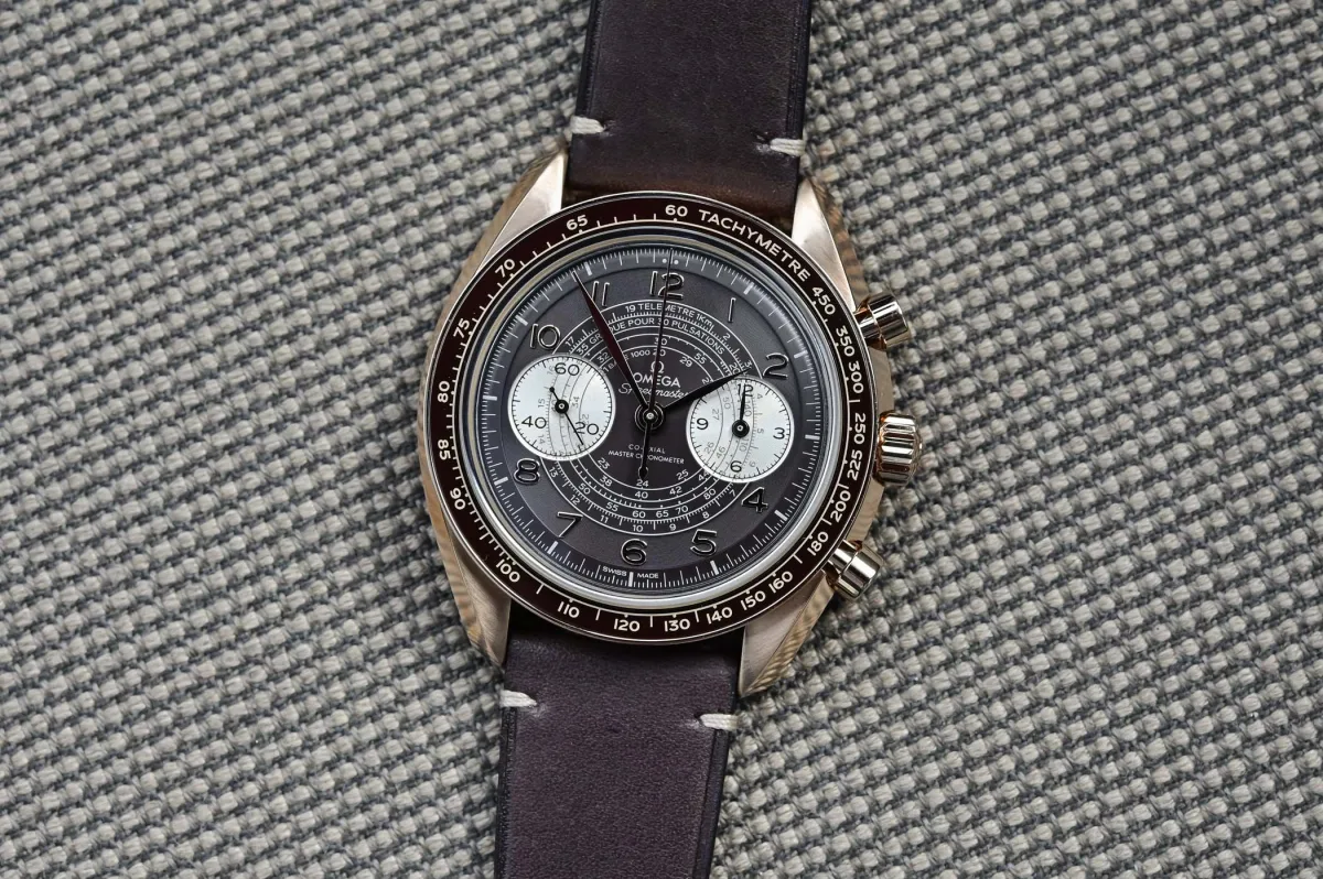 Omega Speedmaster Chronoscope Bronze Gold dial close-up